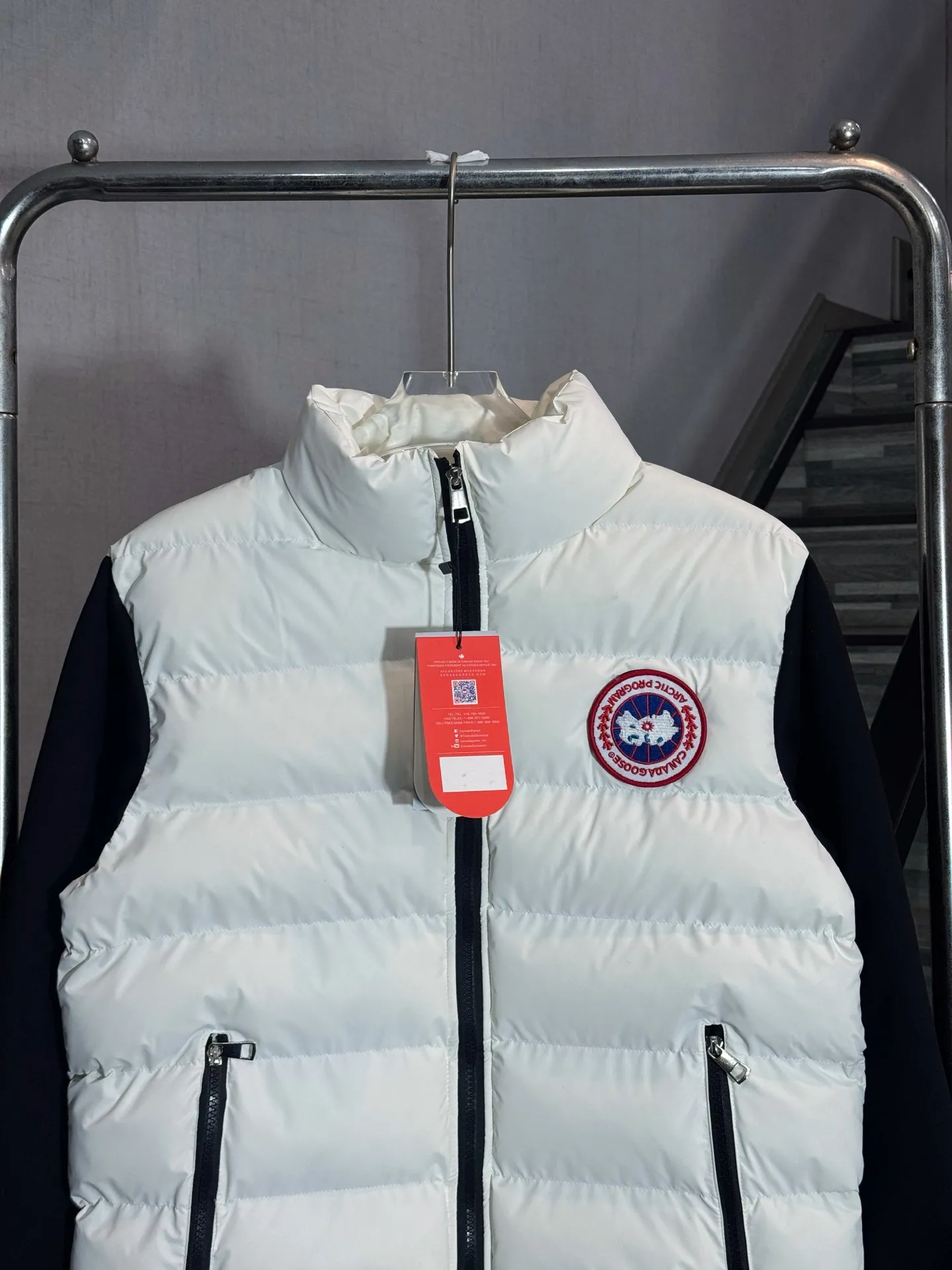 P370 model number: HE40 Canada Goose-Canada Goose down jacket with patch sleeves and small logo The fabric is made of windproof material, and the inner filling is made of down cotton, with up to 350 grams of cotton filling. The upper body is comfortable and warm, and does not appear bloated. The fabric is made of rib-line craftsmanship and does not easily run away. The small label on the chest is sewn with a laser-printed leather label. The zipper is customized with original hardware and small letters. The design of the overall clothing splicing and color splicing highlights the features. It is made by a large factory and has the original original label. The three labels are complete, so you can buy it with confidence.  Color: Picture color Size: S M L XL